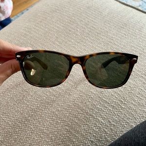 Ray-Ban Wayfarer Classic Sunglasses - Tortoise Shell Frame